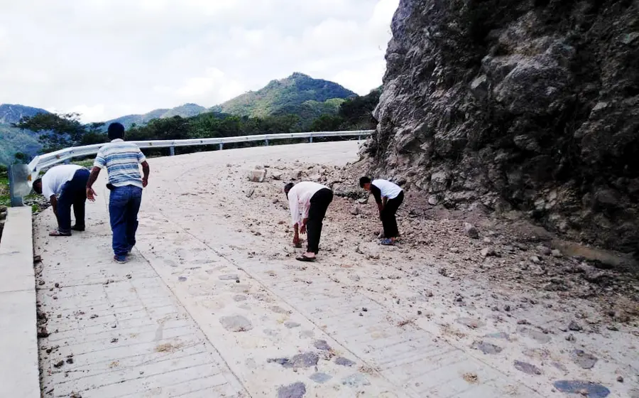 Toneladas de tierra y piedra mantienen parcialmente bloqueado el camino artesanal.