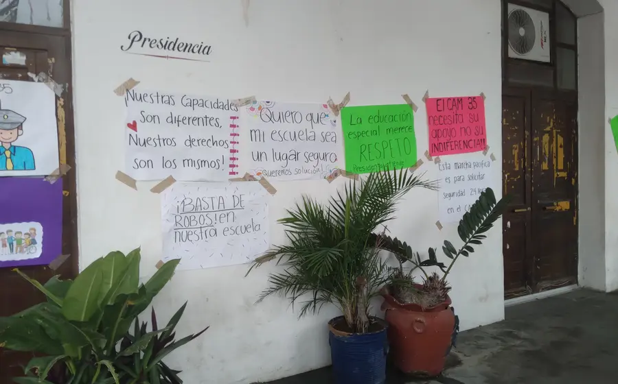 El director del CAM 35 Israel Reyes expreso que hace apenas una semana, los amantes de lo ajeno robaron a la escuela, se llevaron todo el cableado eléctrico y dejaron sin energía eléctrica los salones.