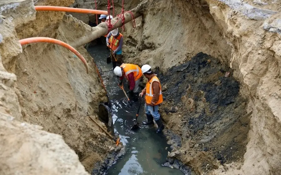 Personal de Soapa realiza la reparación de la infraestructura hidráulica. Foto: Cortesía