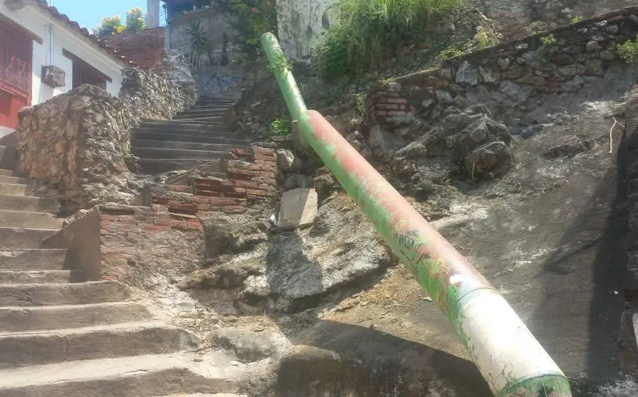 Habitantes del barrio se están organizando para taponar el tubo.