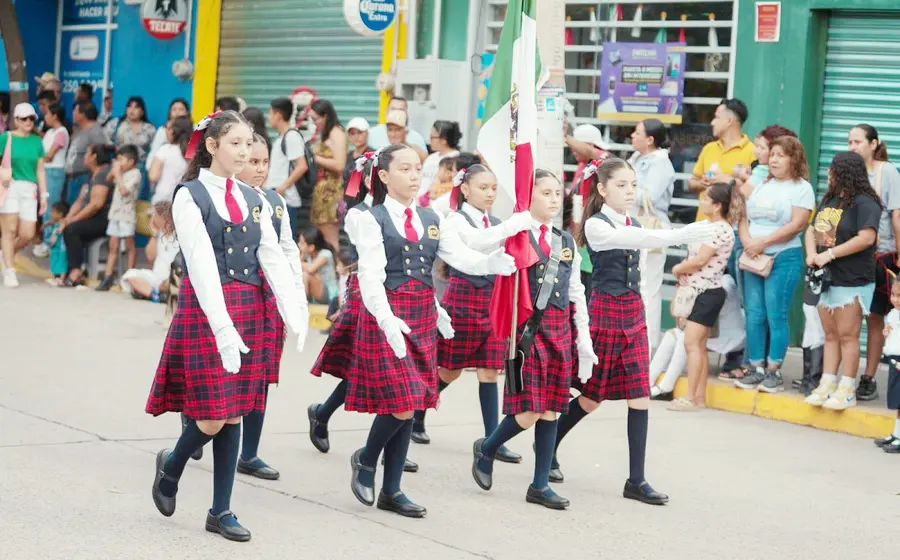 Estudiantes de distintos niveles avanzaron por las principales calles de la ciudad.