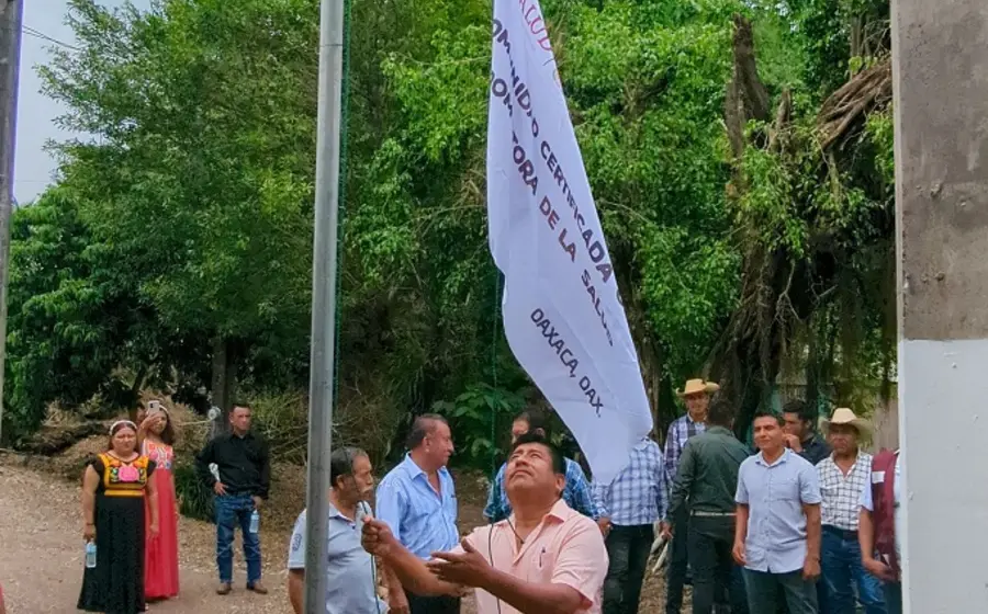 La bandera blanca distingue a Río Modelo como Comunidad Promotora de Salud.