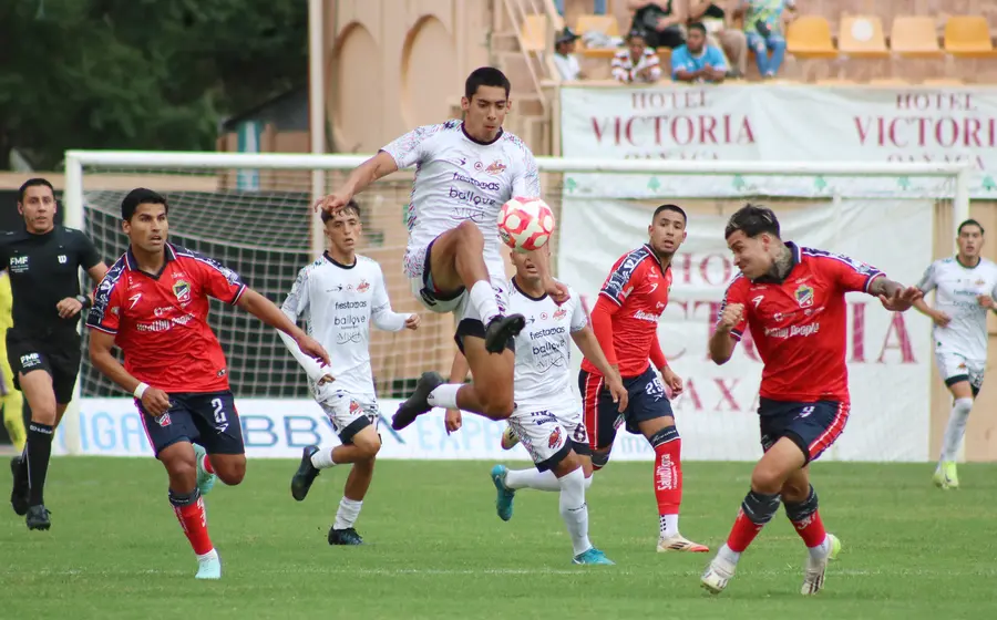 El partido arrancó con gran dinamismo por ambos equipos