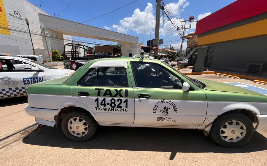 El taxi del sitio "3 de Octubre" de Miahuatlán de Porfirio Díaz, presuntamente utilizado para cometer el robo en la zona de Etla.