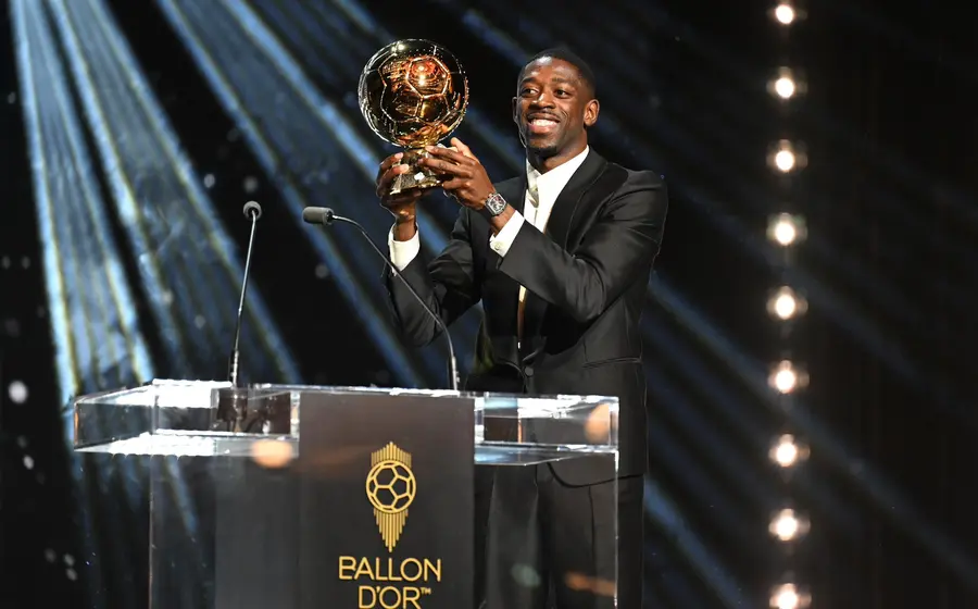 El francés Ousmane Dembélé sorprendió a la prensa internacional, al ser el elegido para ganar el Balón de Oro