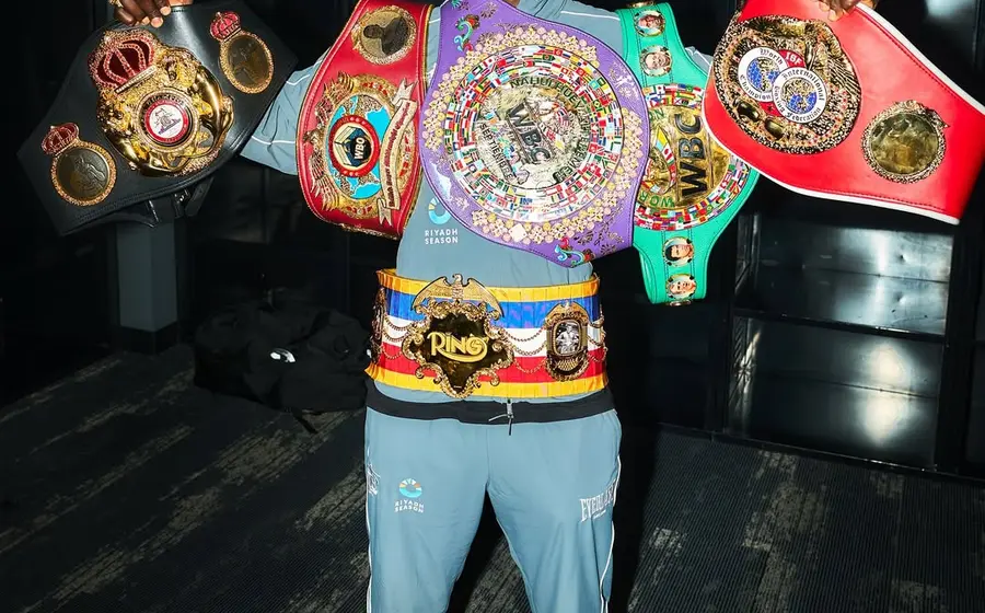 En un gesto de humildad deportiva, el estadounidense Terence Crawford le devolvió los cinturones al mexicano Saúl “Canelo” Álvarez