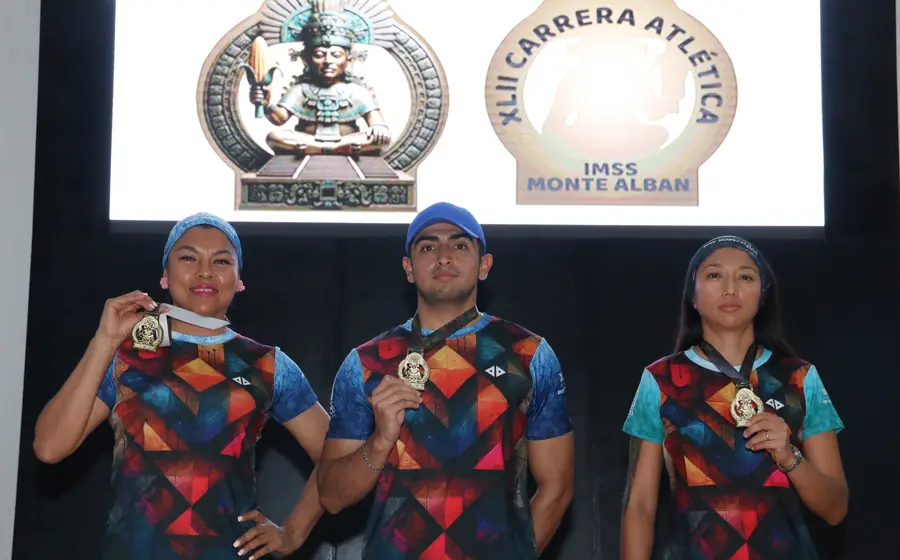 La playera y medallas oficiales del tradicional evento atlético