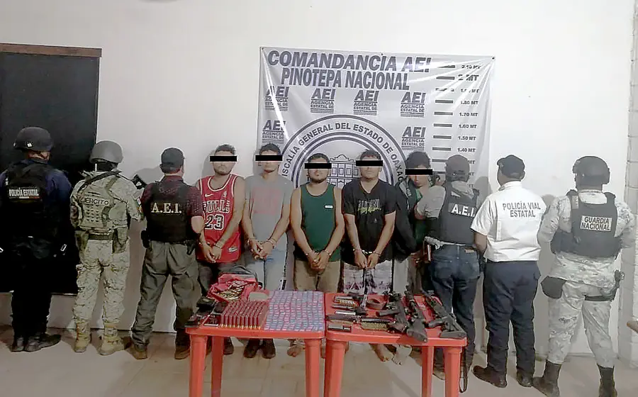Cinco sujetos que presuntamente pertenecen al crimen organizado y operaban en Oaxaca y Guerrero fueron detenidos por autoridades estatales.