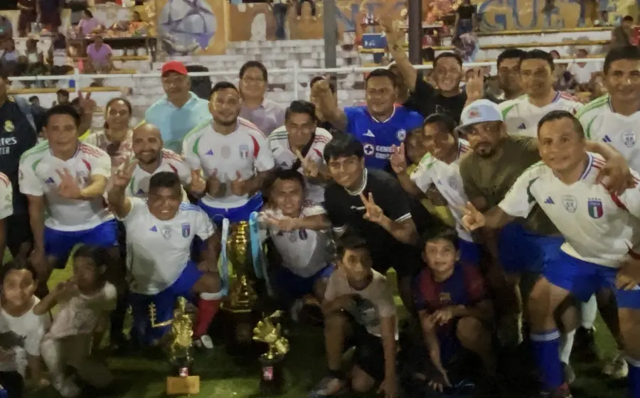 El flamante campeón Coheteros, con el trofeo de campeón.
