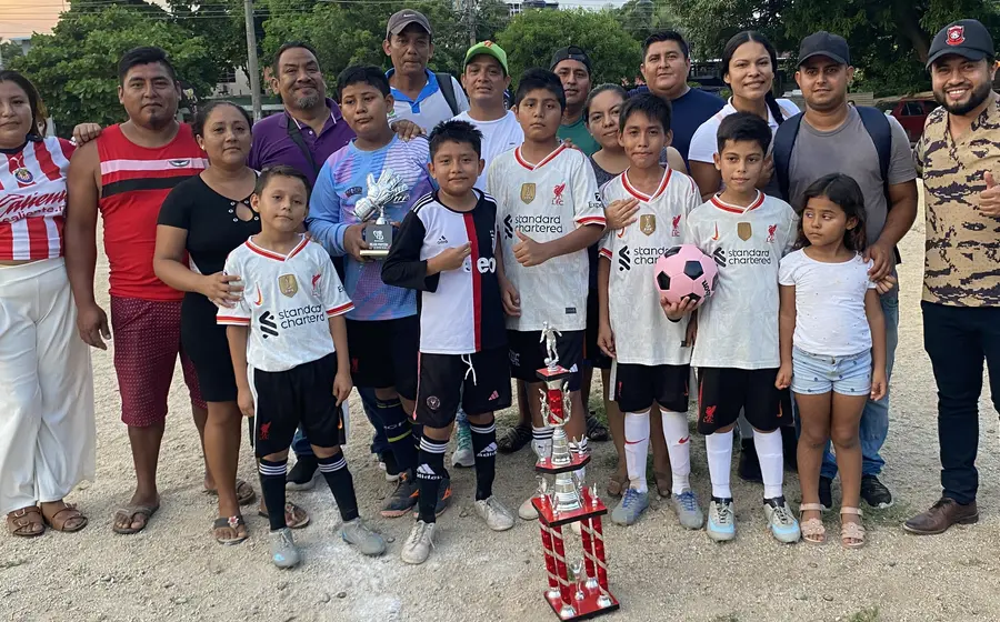 Jugadores y padres de familia de Cachorros con el trofeo de campeones.