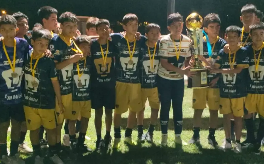 Jugadores de Pumas Ixtaltepec con el trofeo de campeones.