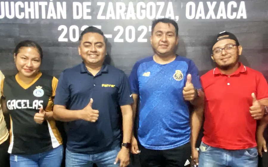 José Alfredo Nicolás Vera con representantes de equipos y árbitros.