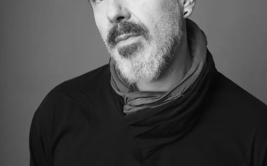 El cineasta Hari Sama es fundador de Catatonia.