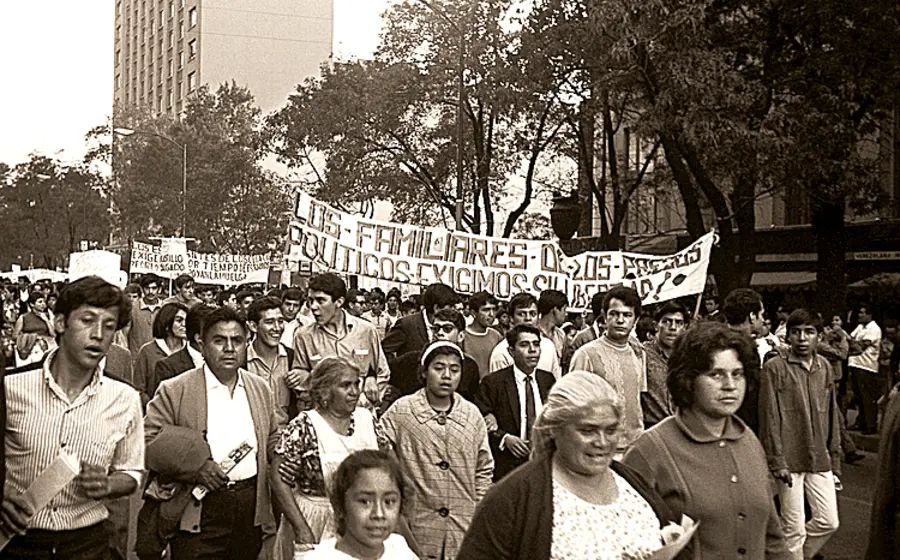 “Nunca hemos llorado tanto como en esos días, si, nosotras las mujeres. Como si quisiéramos lavar a fuerza de lágrimas todas las imágenes, todos los muros, todas las aristas, todas las banquetas de piedras manchadas de sangre de Tlatelolco”. (Perla Vélez de Aguilera, madre de familia).