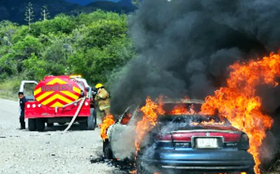  El automóvil fue consumido por el fuego en su totalidad.