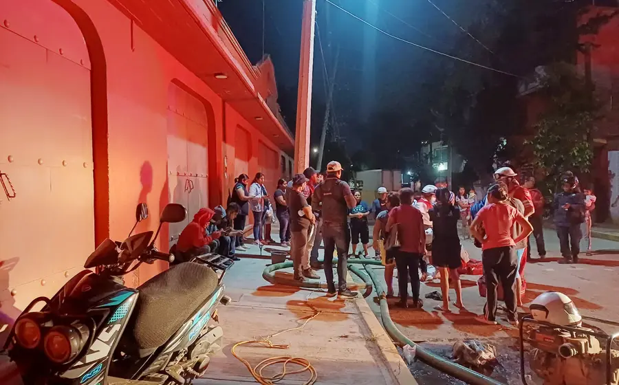 Vecinos de San Jacinto Amilpas rescataron y auxiliaron a los dos obreros.