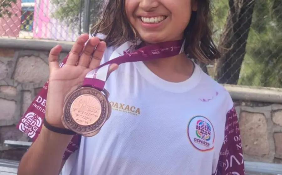 Laura Castellanos con la presea de bronce