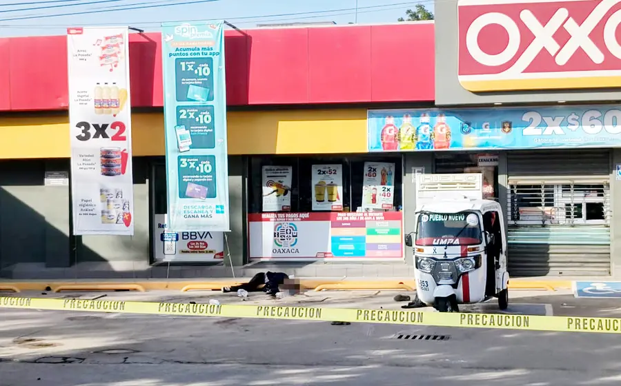 El mototaxistaCaleb F.C., de 30 años de edad, fue asesinado frente al OXXO del fraccionamiento Esmeralda, San Pablo Etla.