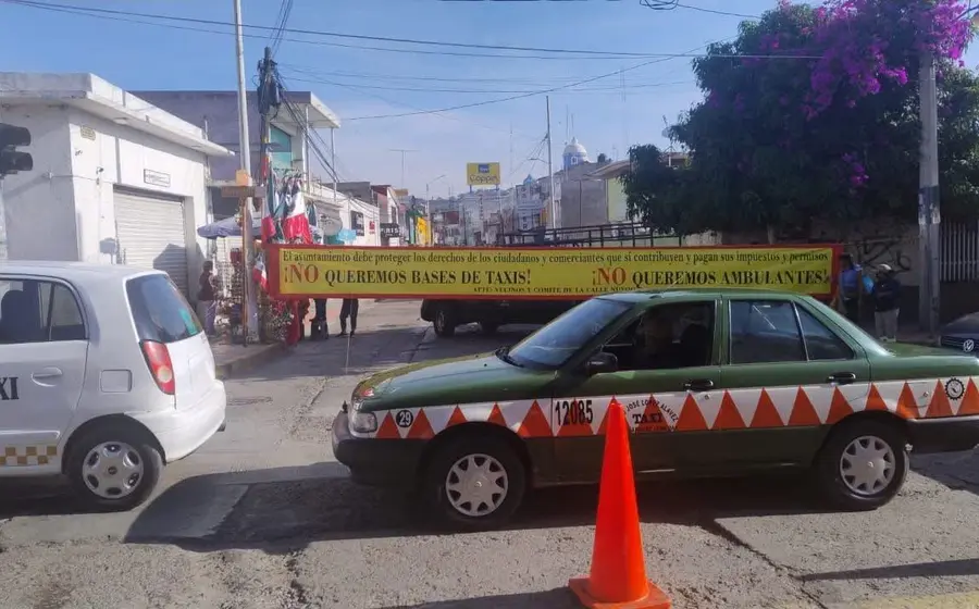 La calle Nuyoó continúa tomada.