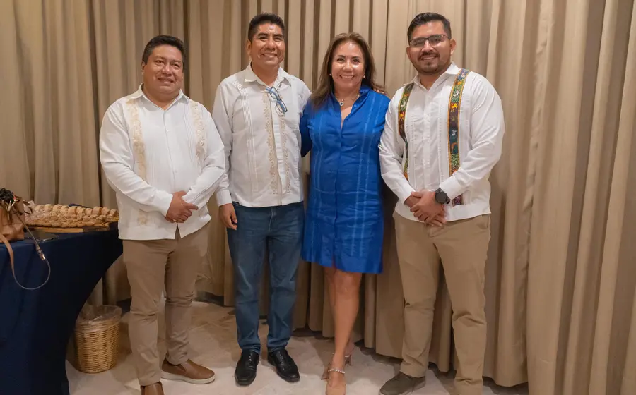 El Lic. Víctor Aguilar, Director General de Notarías; el Lic. José García Salinas, Presidente de Bienes Comunales de Santa María Colotepec; la Lic. Alina Yasibe Felix Climaco, Notaria Pública número 128 y el Lic. Giovanni Riaños Saguilán, Director del Registro Público de la Propiedad.