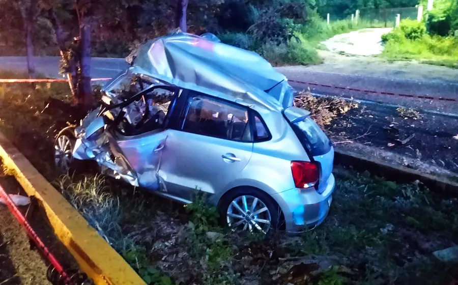 os personas fallecieron en un accidente ocurrido en Santa Cruz Huatulco al chocar un vehículo en contra de un árbol.