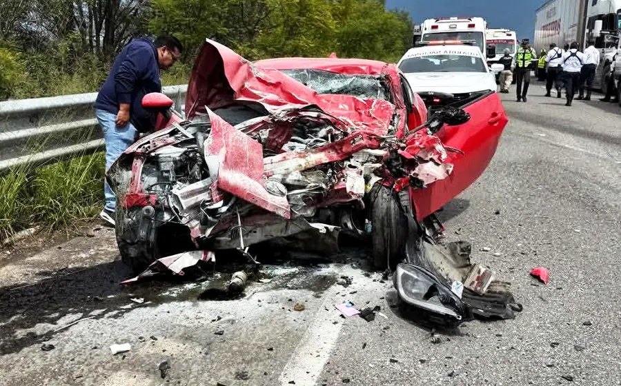 El auto compacto quedó destruido en su totalidad.