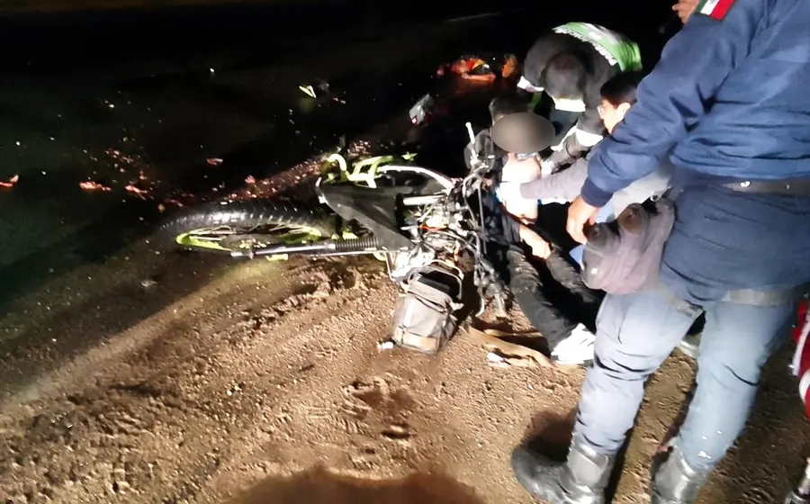 Una persona muerta y un lesionado fue el saldo del accidente de una motocicleta en la carretera a Etla.