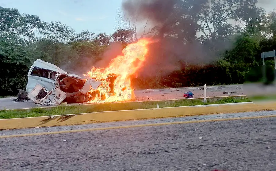 La Van se incendió con 14 pasajeros, todos quedaron sin vida.