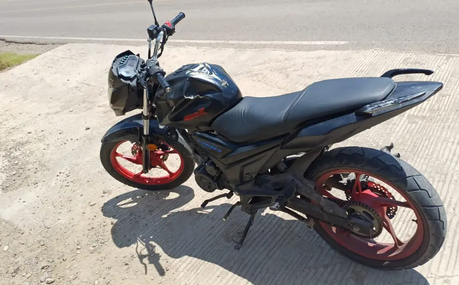 Los sujetos conducían una motocicleta con reporte de robo, tres bolsitas de la droga conocida como cristal y cartuchos de arma de fuego 9mm.