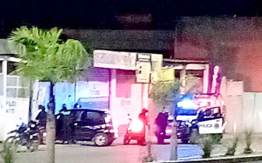  Paramédicos auxiliaron a la conductora de 34 años de edad y su acompañante, otra femenina de 20 años, quien también resultó lesionada.