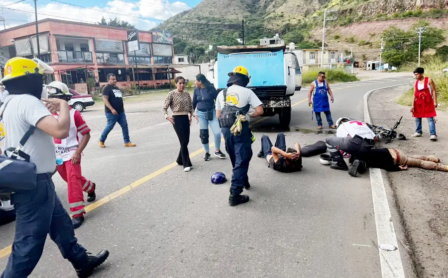 Los dos ocupantes de la motocicleta quedan con lesiones de consideración.