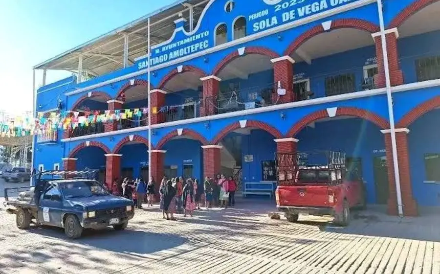 tyomCarlos, hijo del regidor suplente de hacienda de Santiago Amoltepec fue asesinado en un bar y quedó con lesiones otra persona.