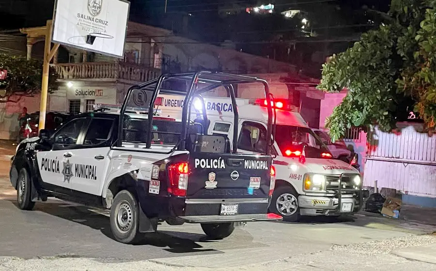El empleado municipal de Salina Cruz, Salvador L.T., de 30 años de edad fue ultimado a balazos a una cuadra del palacio municipal.