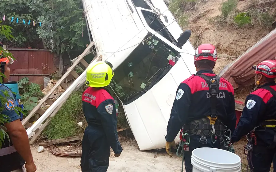 Daños materiales por varios miles de pesos fue el saldo del accidente de una camioneta al irse a un barranco.