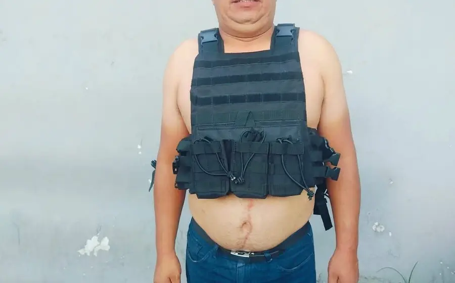 Francisco Tomás de 42 años fue detenido en bar de San Jacinto Amilpas por llevar tres armas de fuego.