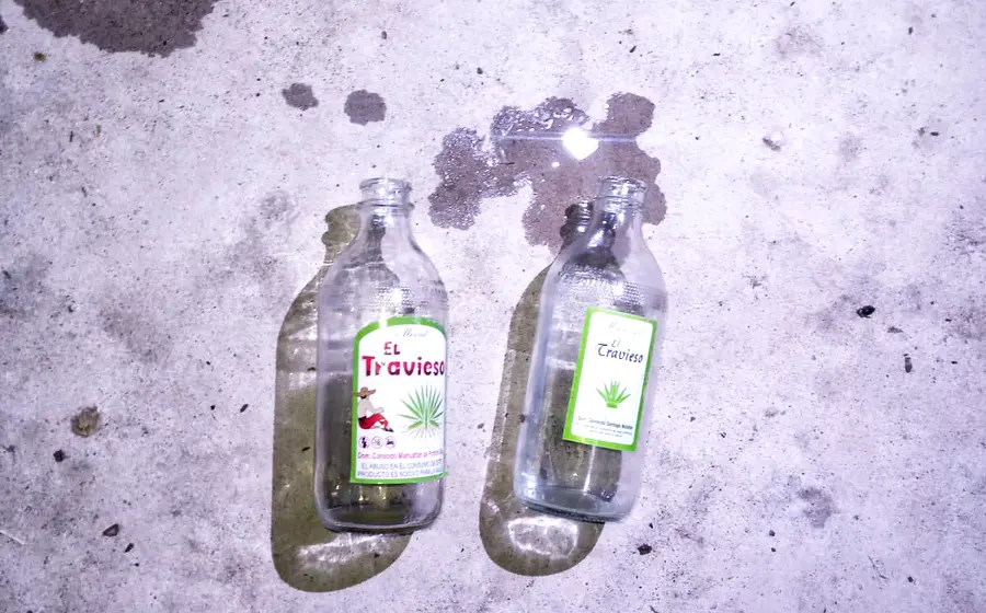 Botellas de licor y pastillas fueron localizadas en el lugar donde hallaron a la mujer sin vida en Zipolite.