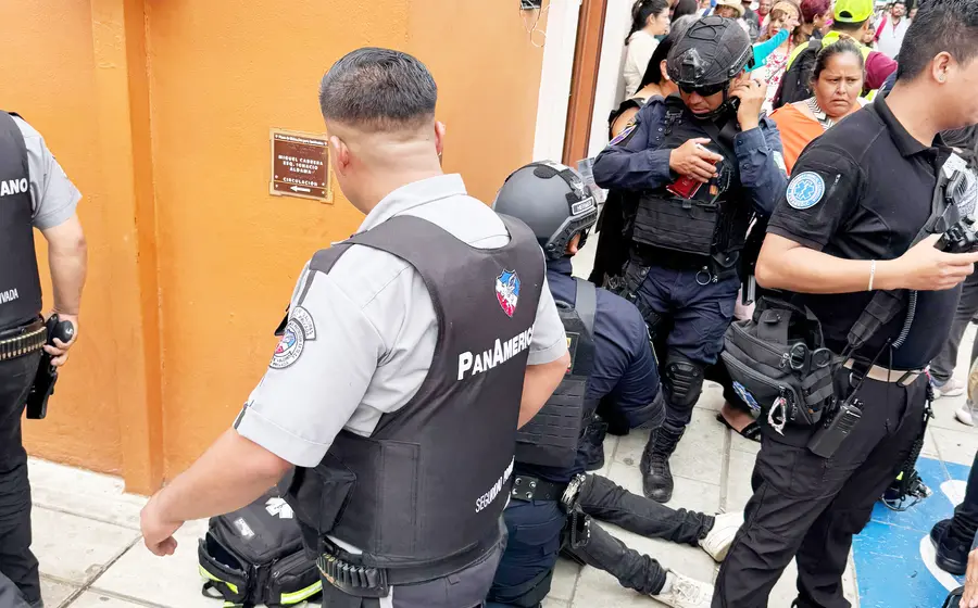 Lucrecio de 30 años de edad quedó con lesiones al explotar cohetes en el centro de la ciudad de Oaxaca.
