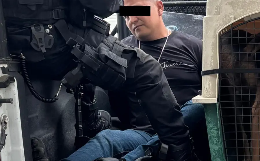 policias_arma_detenido