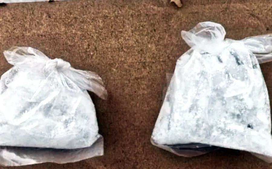 Le encontraron dos bolsas con cristal.
