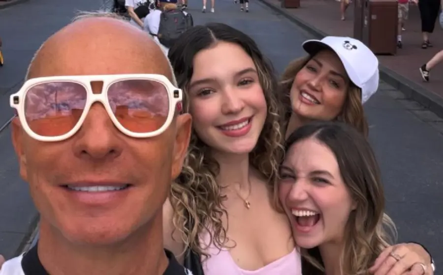 Erick Rubín y Andrea Legarreta fueron captados con sus hijas en Walt Disney World. 