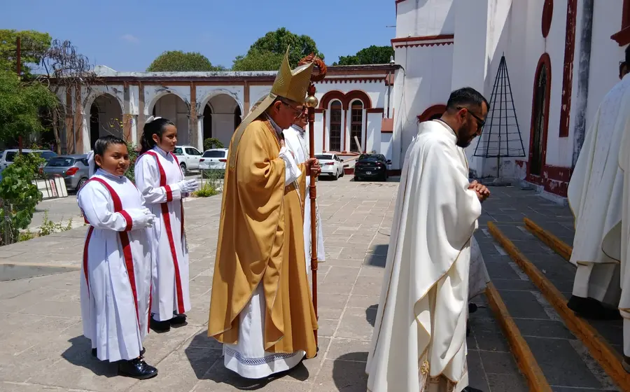 En presencia del obispo y fieles, sacerdotes renovaron su vocación.