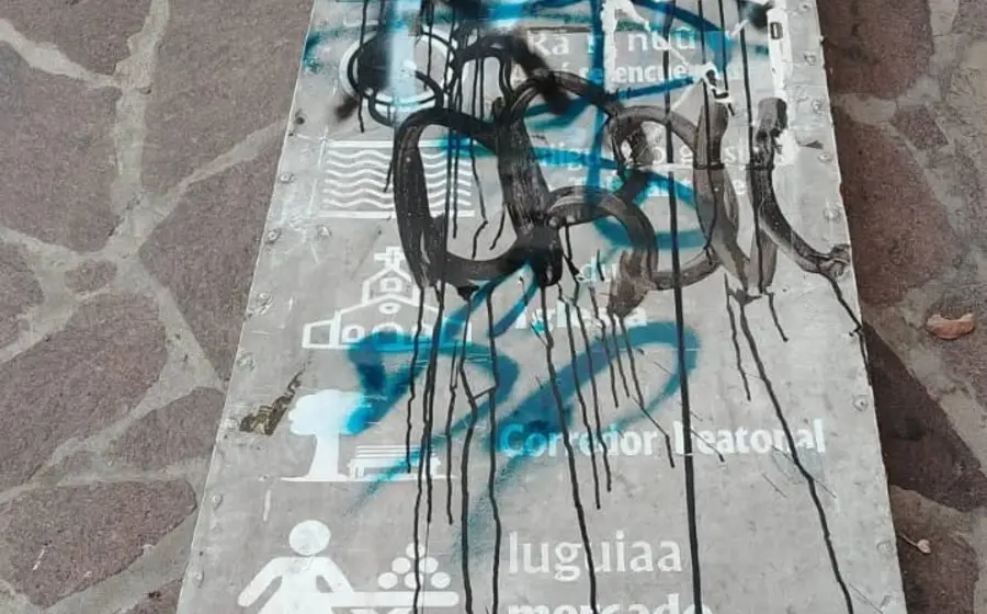 Grafitis, destrozos y falta de iluminación afectan la obra.