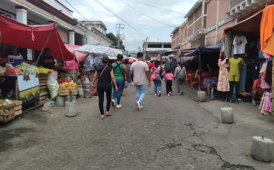 Habitantes denuncian calles dañadas, basura y espacios públicos invadidos.