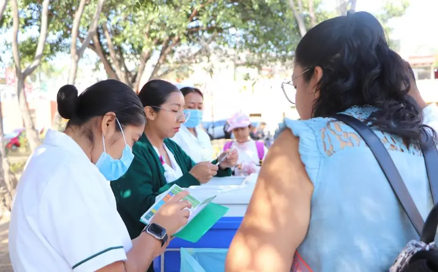 La vacuna está disponible para derechohabientes y no derechohabientes.