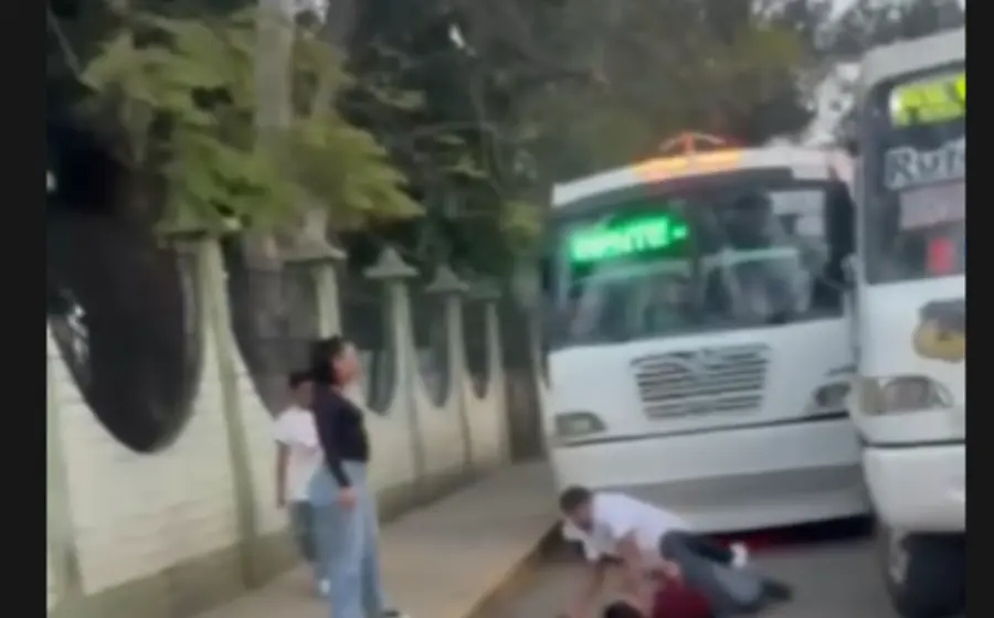 Video viral exhibe pelea entre choferes del transporte público en los Valles Centrales. 