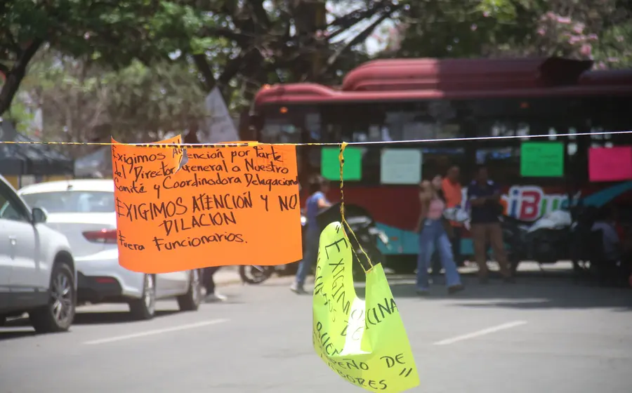 Rompen diálogo y mantienen bloqueo en Oaxaca; usuarios enfrentan complicaciones.