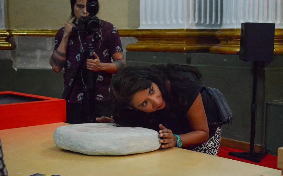 La exposición Pluri-Sonoridades: Resonancias desde una escucha relacional, coordinada por las artistas e investigadoras Amanda Gutiérrez y Rosa Landabur.