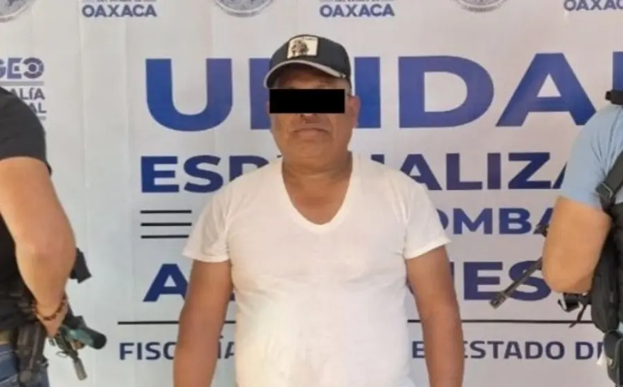 Rafael N, dueño del negocio Los Combinaditos, es mostrado tras ser detenido como presunto responsable del delito de violencia de género.