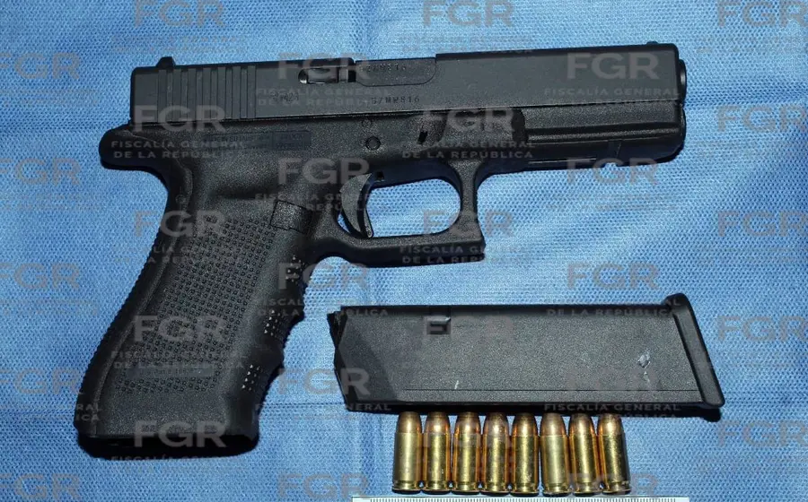 El arma asegurada.