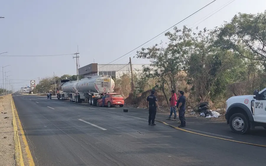 Frente a la gasolinera Dos Océanos, ocurrió el percance.